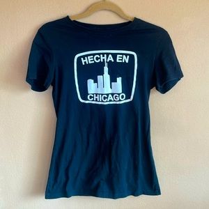 Graphic tee with vinyl graphic in Spanish that translates to “Made in Chicago.”